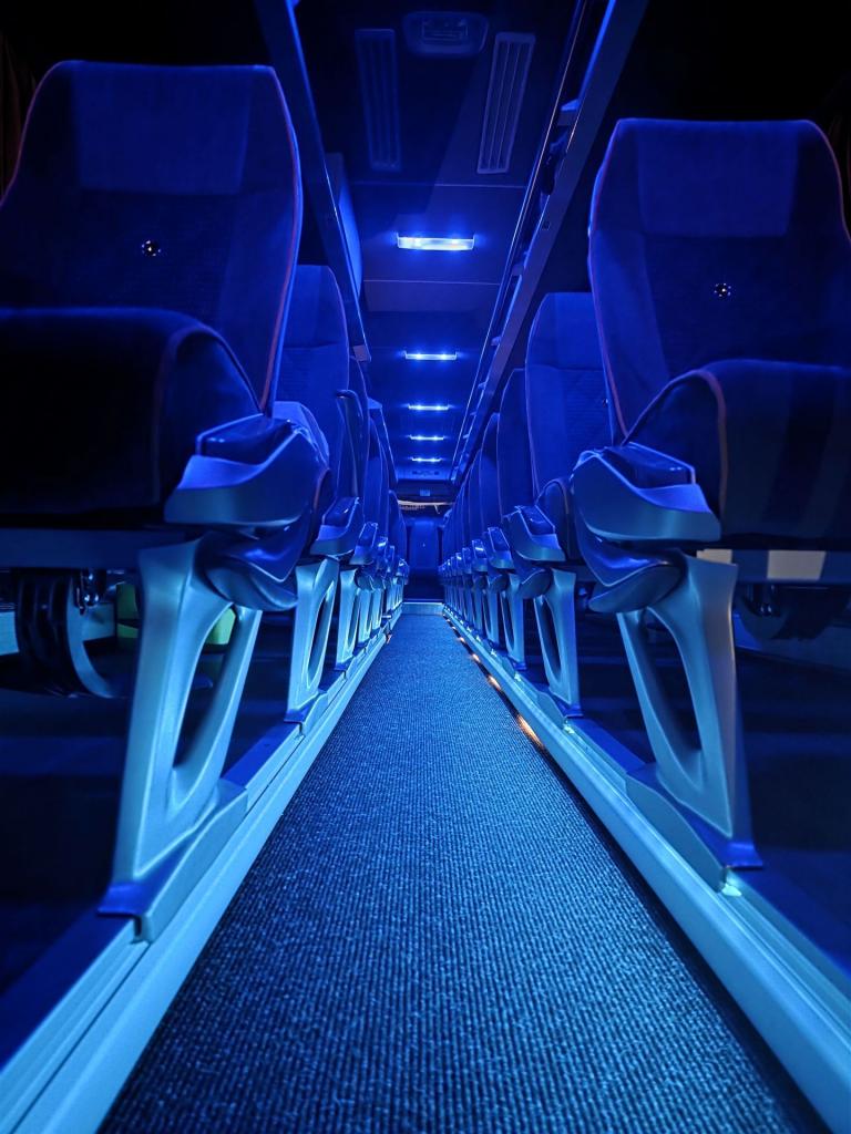 Bus von innen mit blauer Beleuchtung