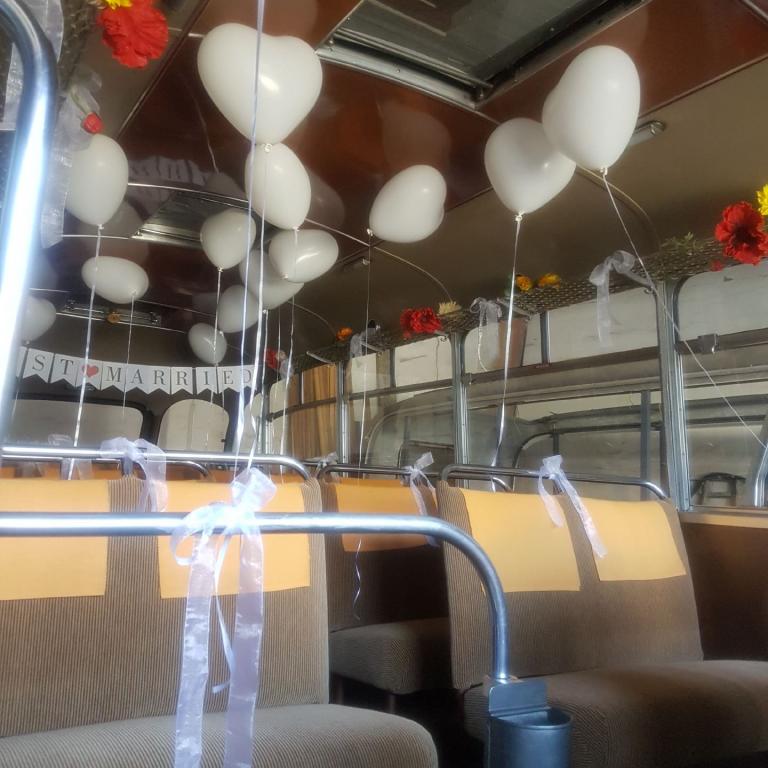 Oldtimerbus innen mit Luftballon