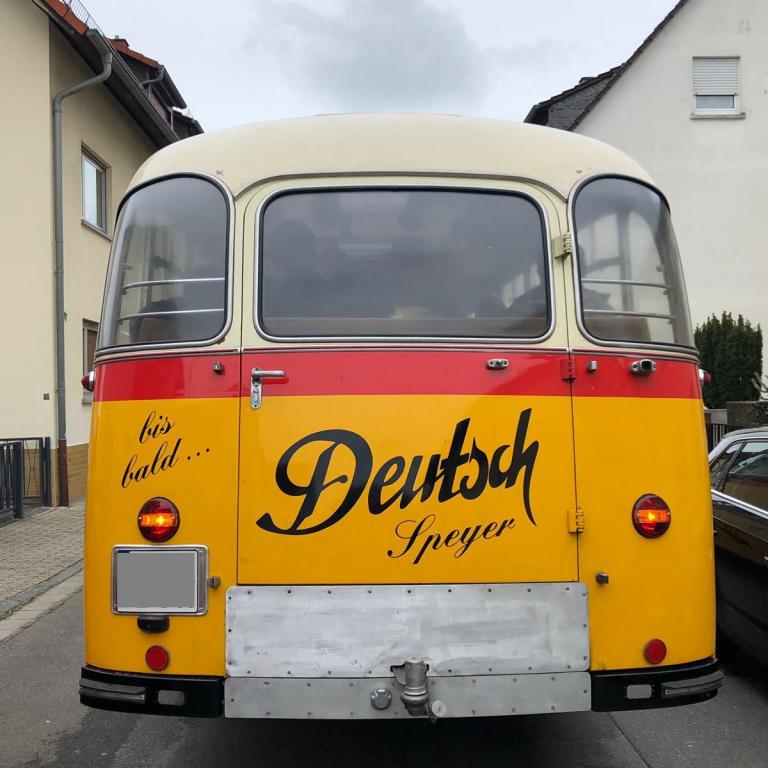 Oldtimerbus von hinten