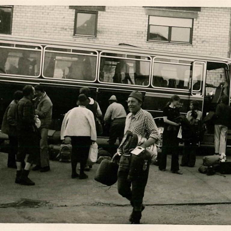 viele Leute vor einem alten Bus