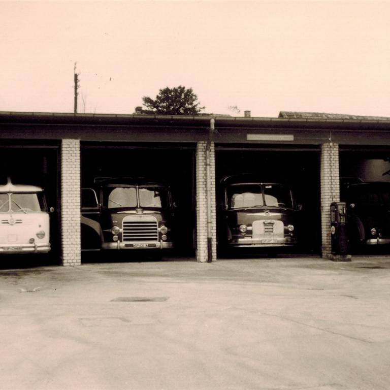 3 alte Busse in den Garagen