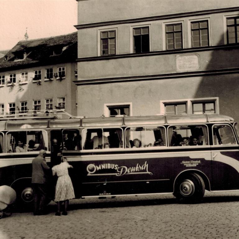 alter Bus vor einem Haus