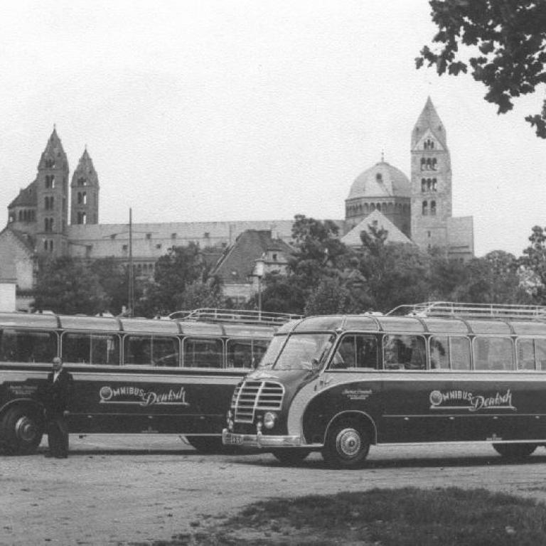 Alte Deutsch Busse vor dem Dom