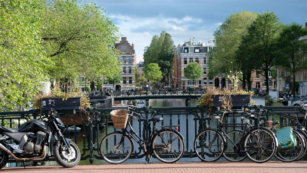 Amsterdam Fahrrad auf Brücke über einem Fluss