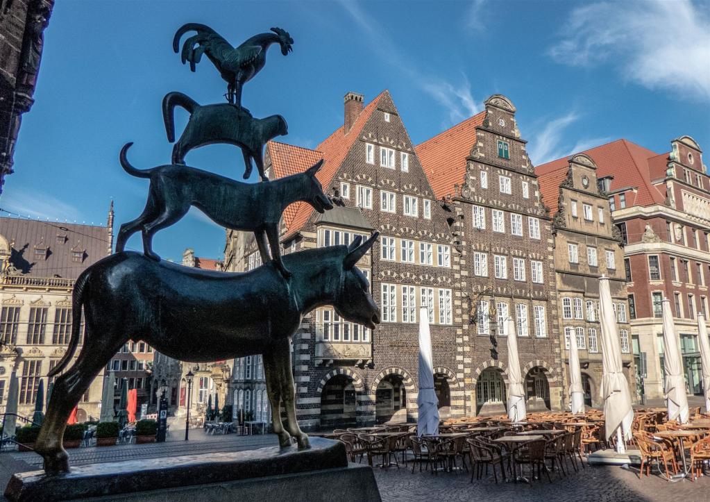 Bremer Stadtmusikanten vor einem Gebäude in Bremen 