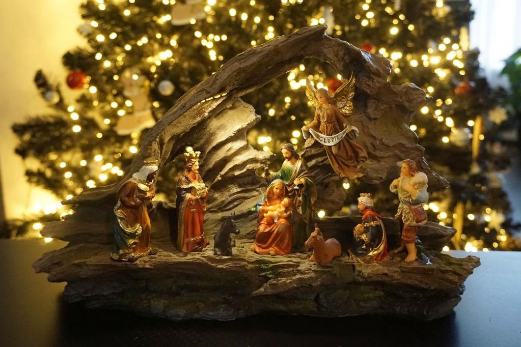 Krippe aus Holz mit Figuren und Lichter