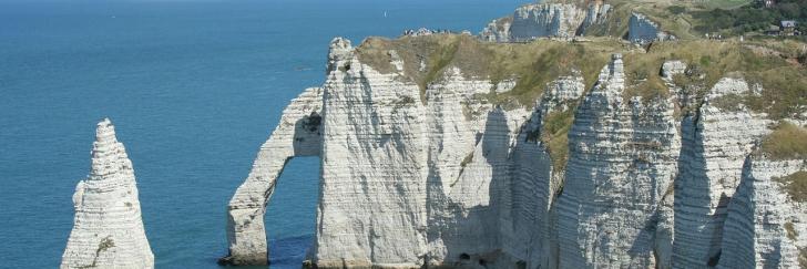 Normandie Wasser Alabasterküste mit schroffen steilen Felsen