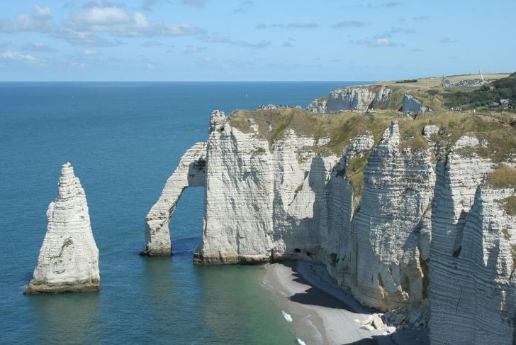 Normandie Wasser Alabasterküste mit schroffen steilen Felsen