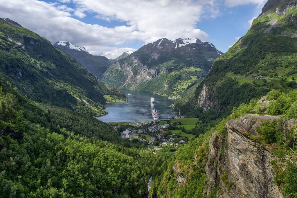 Norwegische Landschaft mit Bergen, Seen, Himmel