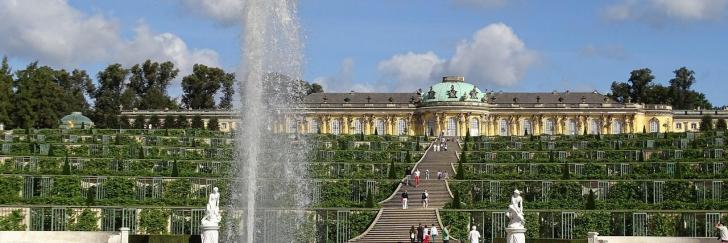 potsdam_-schloss-sansscouci-mit-gaerten