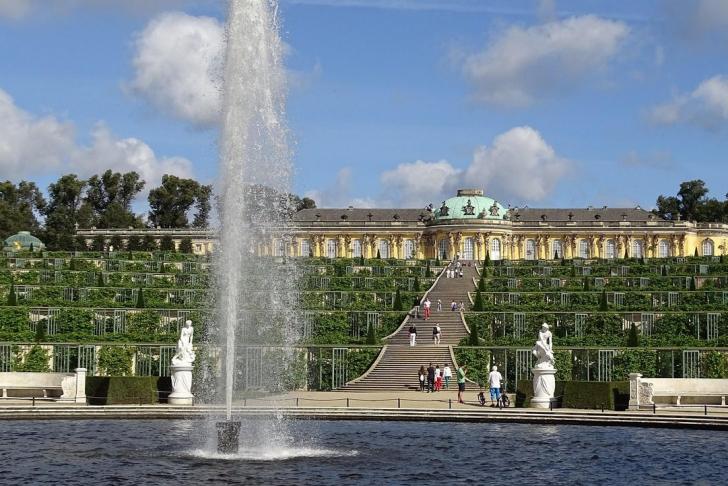 potsdam_-schloss-sansscouci-mit-gaerten