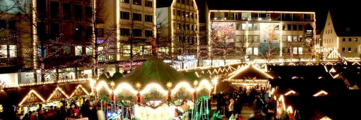 Weihnachtsmarkt in Ulm am Abend