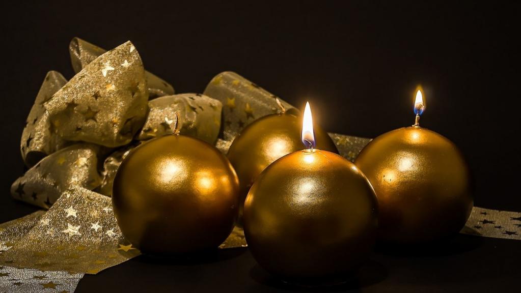 4 goldene Kerzen