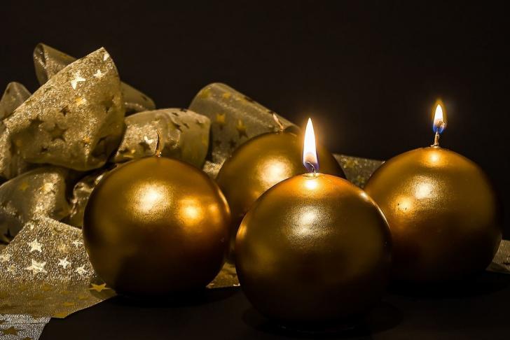 4 goldene Kerzen