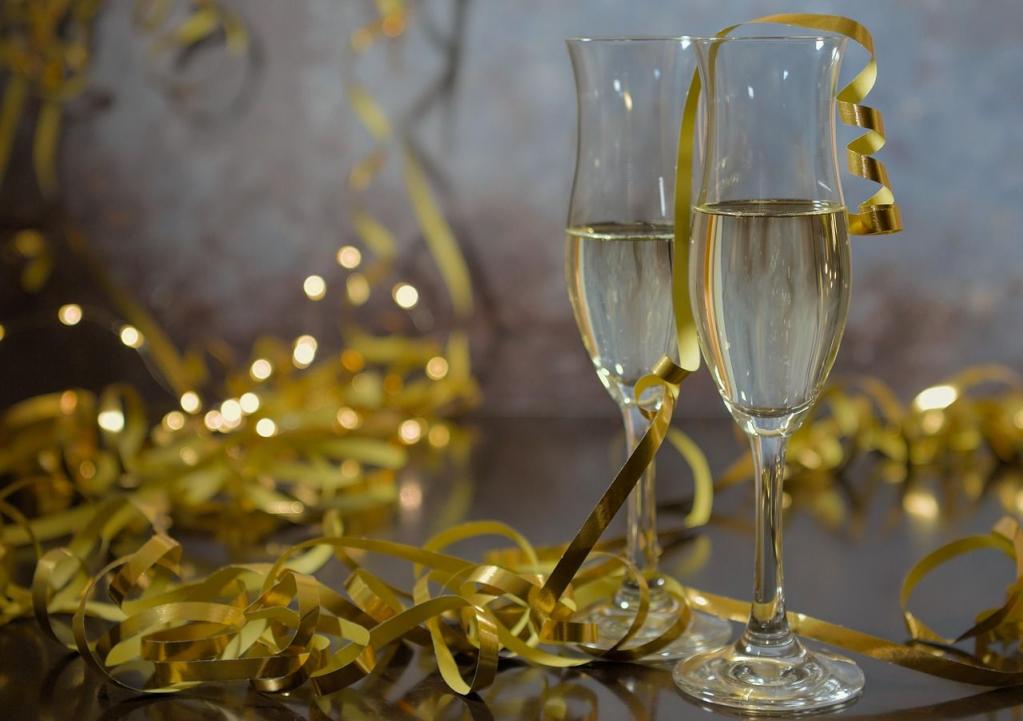 2 Sektgläser mit goldenem Band und Glitzer
