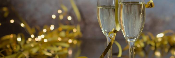 2 Sektgläser mit goldenem Band und Glitzer