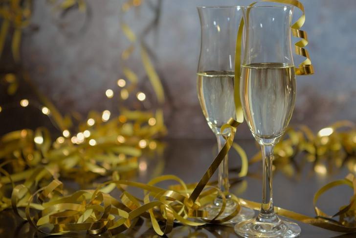 2 Sektgläser mit goldenem Band und Glitzer
