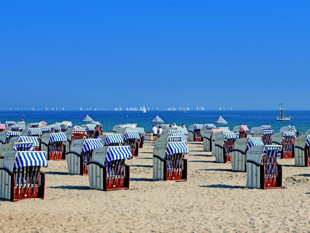 viele Strandköbe im Sand