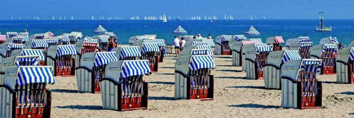 viele Strandköbe im Sand