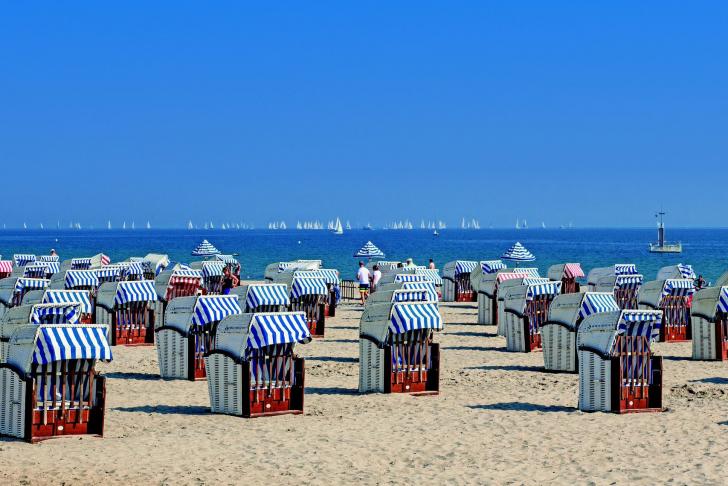 viele Strandköbe im Sand