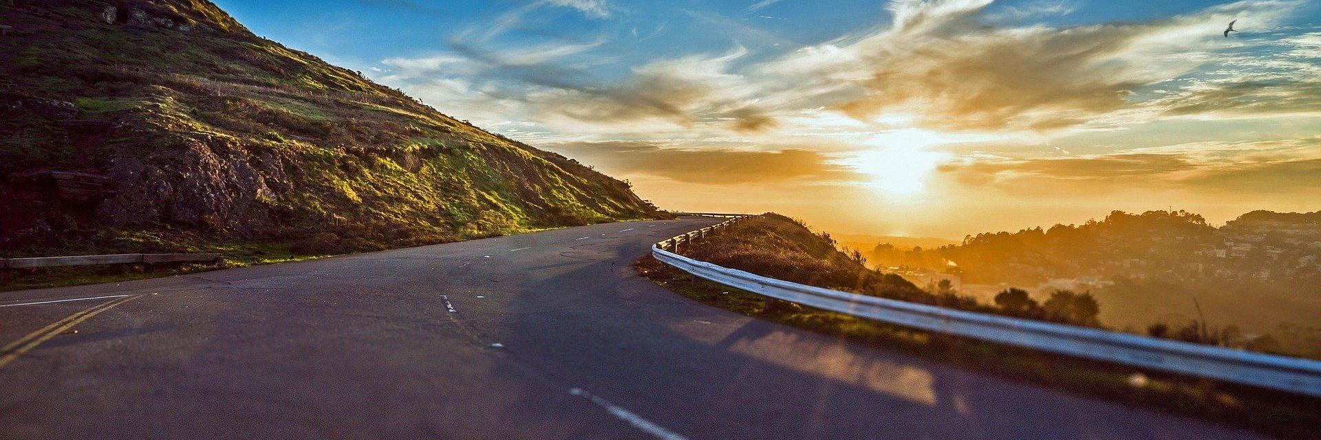 Straße mit Kurve in der Abendämmerung