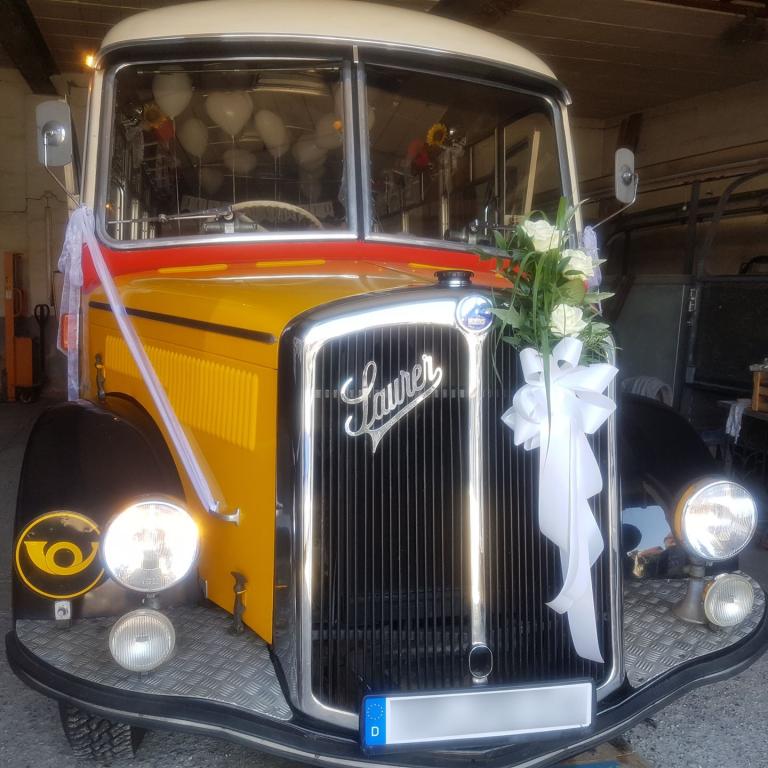 Oldtimerbus mit Schleife